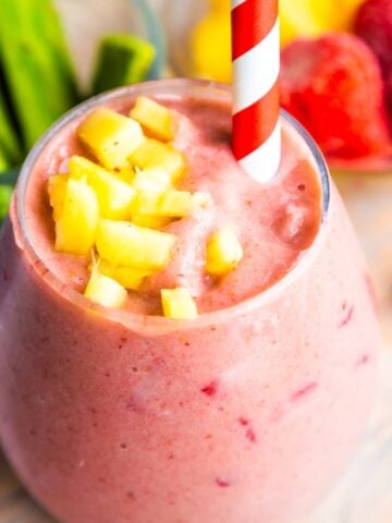 Cactus smoothie (licuado de nopales) in a glass with a straw.