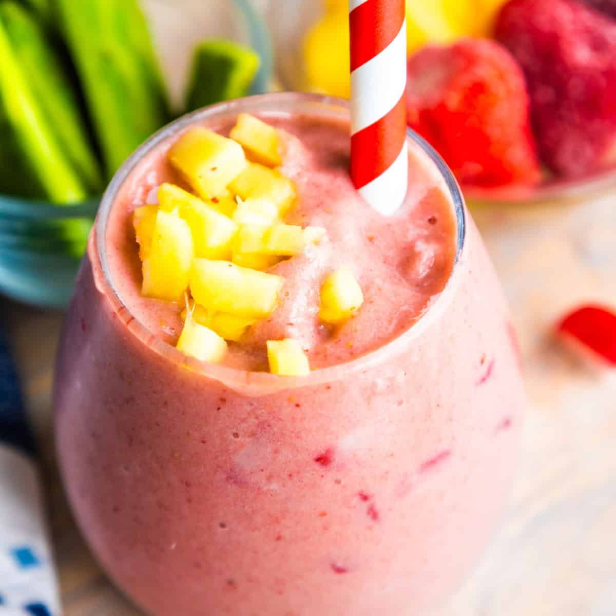 Cactus smoothie (licuado de nopales) in a glass with a straw.
