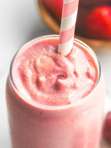 Dairy-free strawberry banana smoothie without yogurt in a glass.