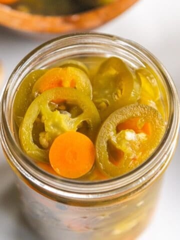 Pickled jalapeños (jalapeños en escabeche)